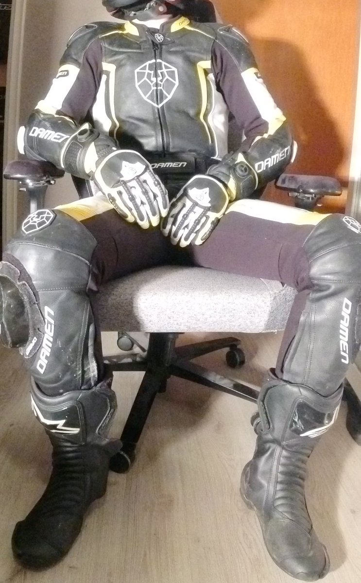 DevineGabe01's tweet photo. Like this view? Pm me for info on content or becoming my slave hehe

#findom #findommasterclub #cashdrainer #gay #gaybiker #findoms #findombrat #leather #leathergear #leathergeargay #bikergear #bikergearclub #gaybiker #gaybikers #gaybikersuit https://t.co/J6VHwP8r6K
