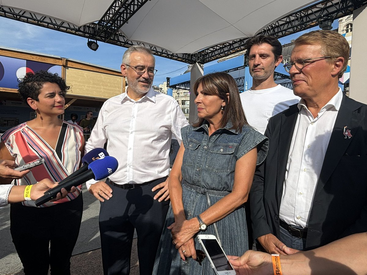 « Je suis très heureuse que les parisiens soient retombés amoureux de leur capitale et que cette belle aventure se poursuive », confie Anne Hidalgo quelques minutes avant l’allumage du chaudron place de l’Hôtel de Ville. #flammeparalympique