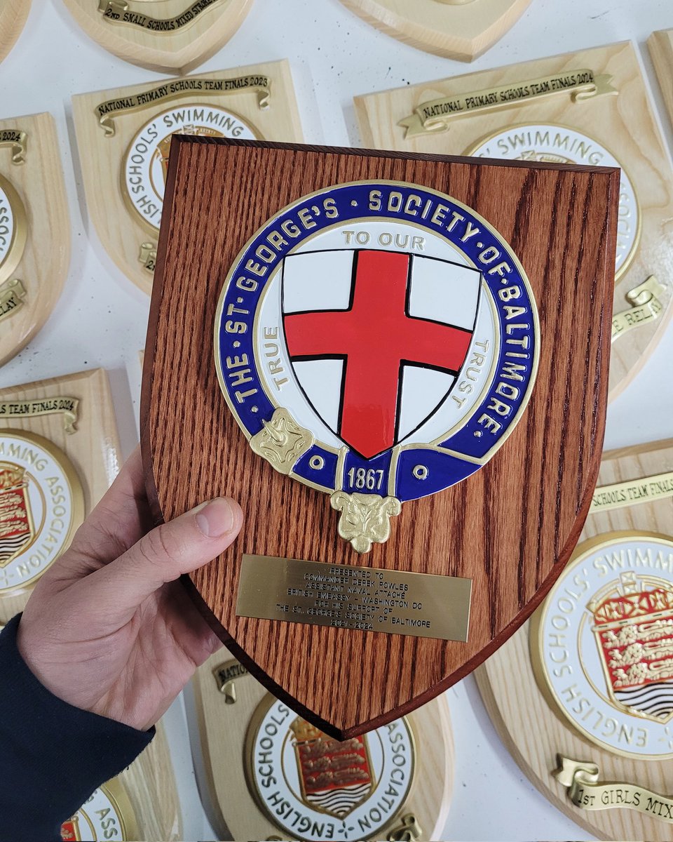 High relief resin centre hand-painted, mounted onto a 10x8'' solid ash base stained medium, with a brass plate! 👌🏻

#heraldry #coatofarms #handpainted #handcrafted #art #artist #handmade #madeinuk #logo #design #shield