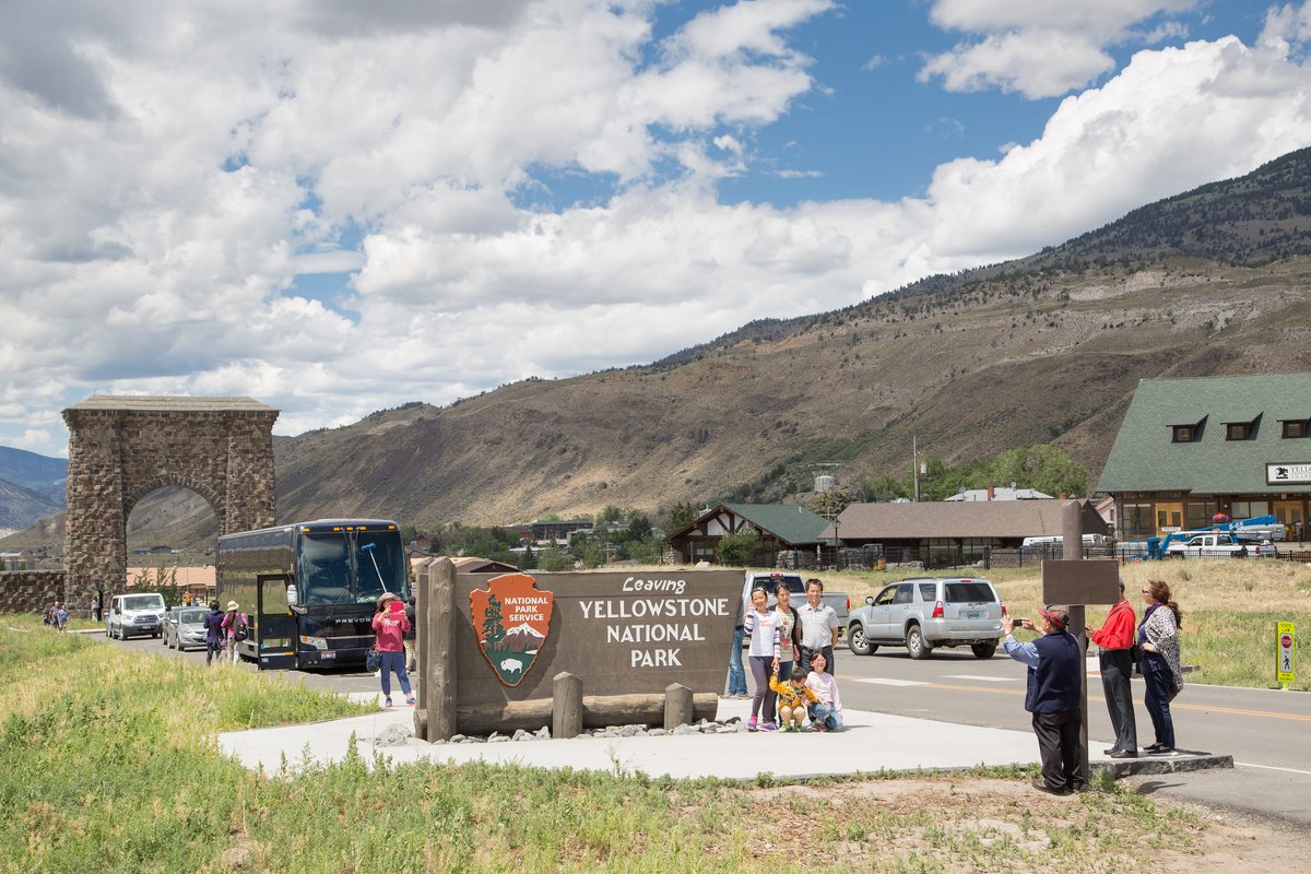 yellowstonehike's tweet photo. Tourism to Yellowstone National Park contributes $828 million to local economy https://t.co/zEzn4kyaWM https://t.co/TJX7H7t6sE