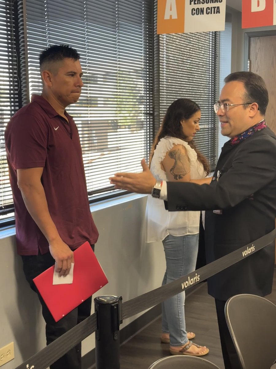 ConsulMexDen's tweet image. El CG @pavel_mc les recuerda que en el @ConsulMexDen ofrecemos más que documentos.  Contamos con servicios de #salud, #legales y #financieros. ¡Hoy, en colaboración con @FitzsimonsCU , tenemos una mesa de atención! Aprovechen esta oportunidad para recibir asesoría financiera.