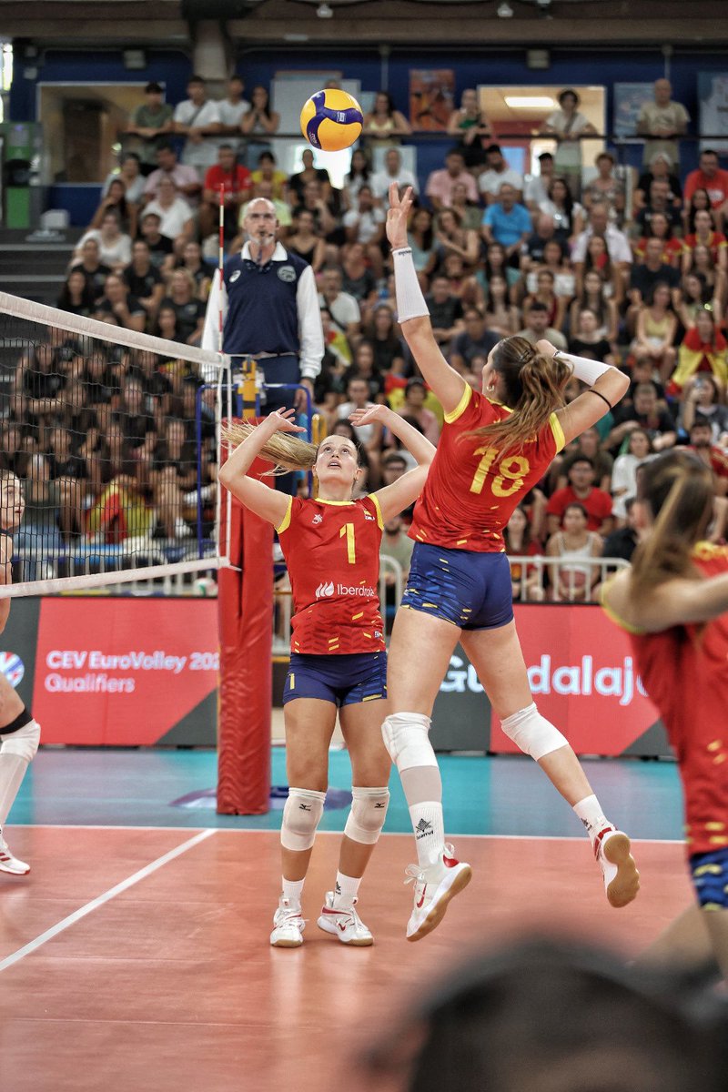 #EuroVolleyW | VIENTO EN POPA Y A TODA VELA ⛵️🤪

Las pupilas de Pascual Saurín suman el segundo set y ponen marcha directa al triunfo 💪🏽 Uno más y deberes hechos 💥✅

🇪🇸ESP 2️⃣ - 0️⃣ GEO 🇬🇪
(25-9)
(25-8)

🎯Vamos a CERRARLO, Leonas 🦁