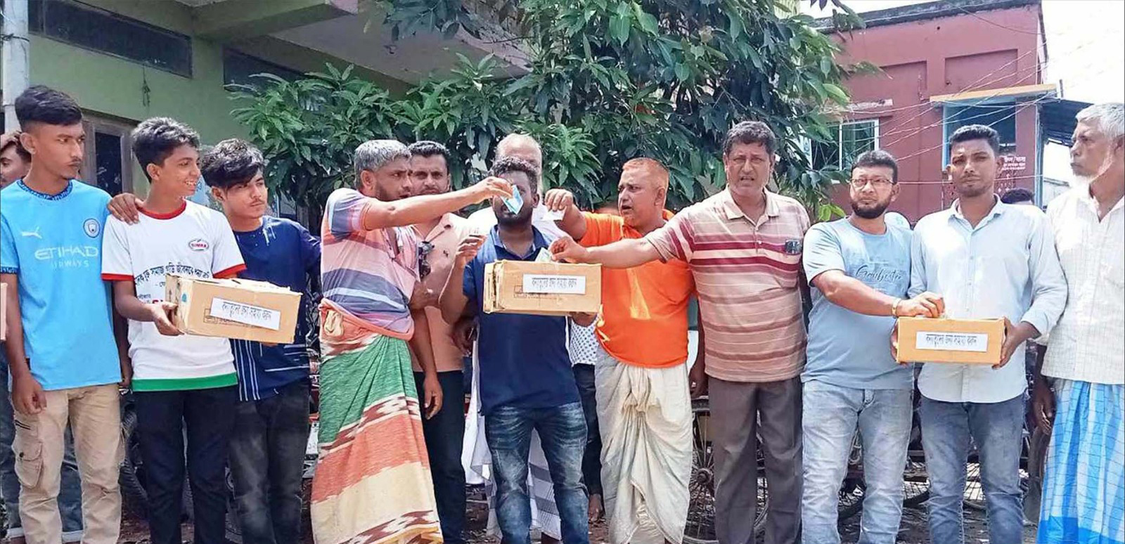 দেবহাটায় বন্যার্তদের জন্য বিএনপি’র অনুদান গ্রহন