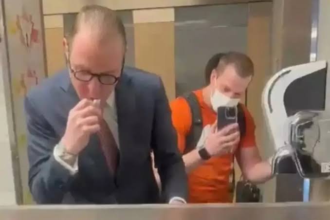 Bolsonarista que atacou o Zanin foi condenado a prisão mais multa. O cara atacou o advogado que ganhou da Lava Jato, do juiz parcial, da imprensa golpista, do judiciário reacionário e achou que iria ficar por isso mesmo.