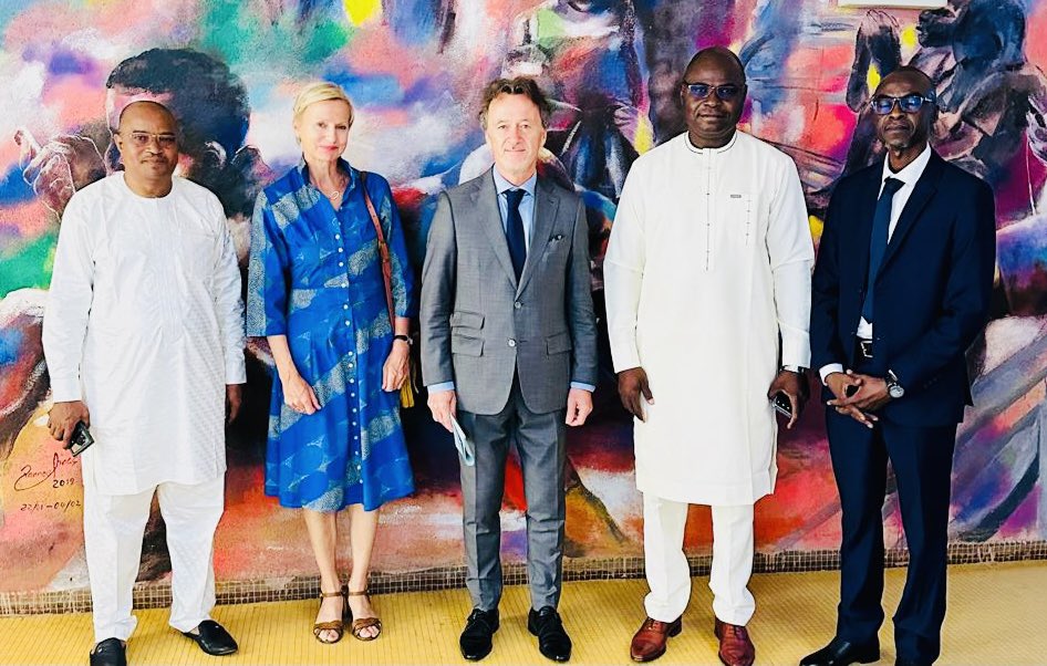 Oliver Schnakenberg tweet media