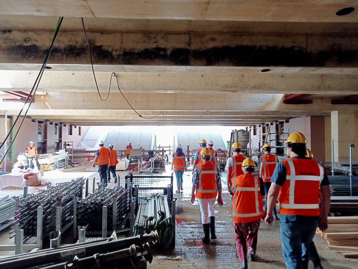 Interessante rondleiding door de (heerlijk koele 😏) nieuwbouw van #Hoofdstation #Groningen 

Onder de indruk van hoever ze al zijn! 
Het #station wás al mooi. En wordt nu nóg mooier! 

<a href="/StruktonRail/">Strukton Rail</a> <a href="/NS_online/">NS online</a> <a href="/Arriva_NL/">Arriva Nederland</a>
