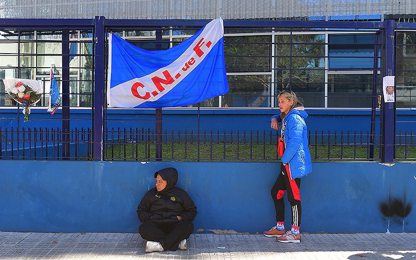Uruguay en una foto
somos eternos rivales, en cancha enemigos de toda la vida pero en la desazón en el golpe bajo de la vida somos hermanos, aun queda un % de gente que respeta y siente la tristeza de su rival, Gracias a Peñarol A SU GENTE  DE BIEN por estar y respetar.