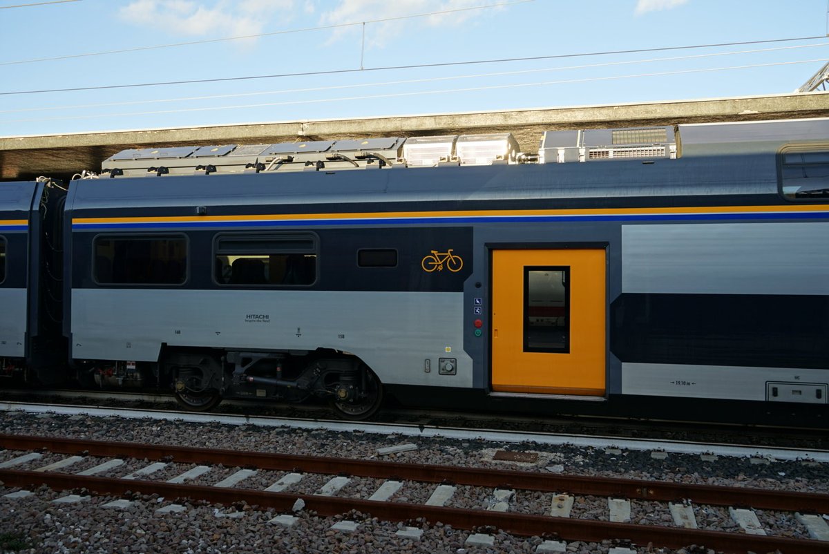 Mitchan_599's tweet photo. 屋根の上、車体の端という一番バランス的に悪い場所にアルファード1.5台分ぐらいの重い物を載せて160km/hで走ってるんだよな、これ… https://t.co/HrscZUiVF5