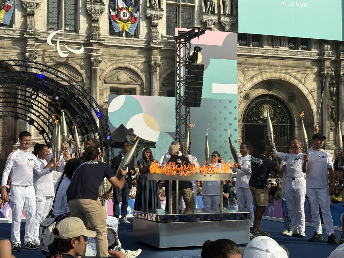 Et le chaudron s’enflamme grâce au dernier convoi de la flamme avec parmi ses relayeurs Ryadh sallem, joueur de l’équipe française de rugby fauteuil et Cyréna Samba-Mayela, vice championne olympique du 100m haies féminin ! 🔥