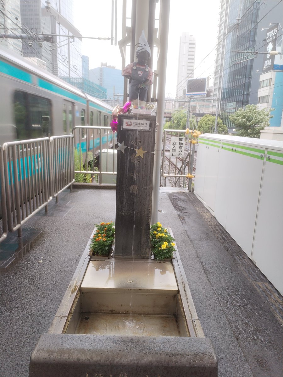 Monophir's tweet photo. le Manneken-Pis japonais. Une petite touche d'humour et de tradition dans l'agitation urbaine. Les belge en sueur. 🌸🚆 #MannekenPis #tokyo  #japon  #Voyage https://t.co/xBIxWdoghL