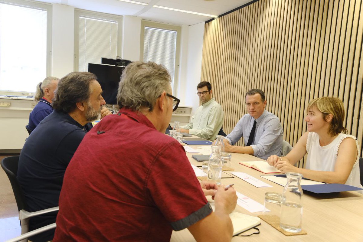 El #conseller <a href="/oscarordeig/">Òscar Ordeig</a>, acompanyat de la secretària general del Departament, <a href="/crismassot/">Cris Massot</a>, ha mantingut avui una trobada amb el sindicat <a href="/JARC_COAG/">Joves Agricultors i Ramaders de Catalunya</a> per avançar plegats i conèixer les seves demandes i propostes.