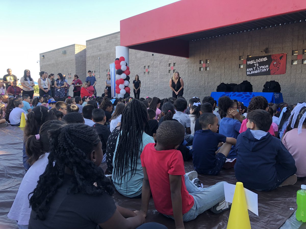 ClarkCountySch's tweet image. The kiddos at Ann T. Lynch ES got cool supplies today including sunglasses, vests and bags! This is all thanks to a partnership with Cigna Healthcare #CCSDProud