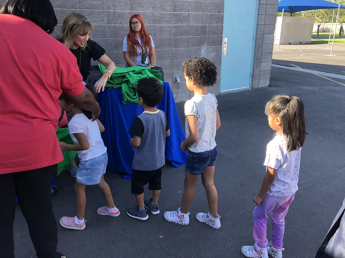 ClarkCountySch's tweet image. The kiddos at Ann T. Lynch ES got cool supplies today including sunglasses, vests and bags! This is all thanks to a partnership with Cigna Healthcare #CCSDProud