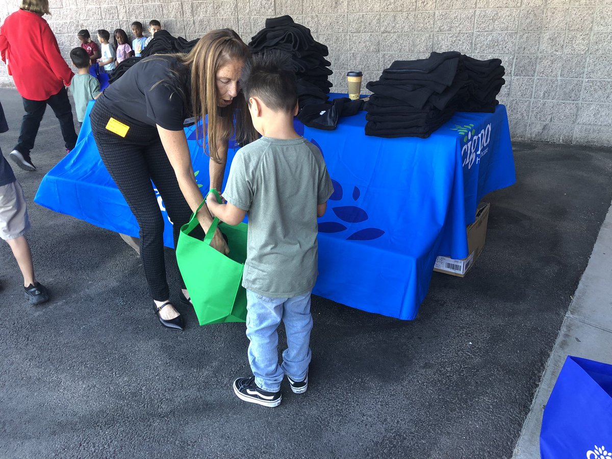 ClarkCountySch's tweet image. The kiddos at Ann T. Lynch ES got cool supplies today including sunglasses, vests and bags! This is all thanks to a partnership with Cigna Healthcare #CCSDProud