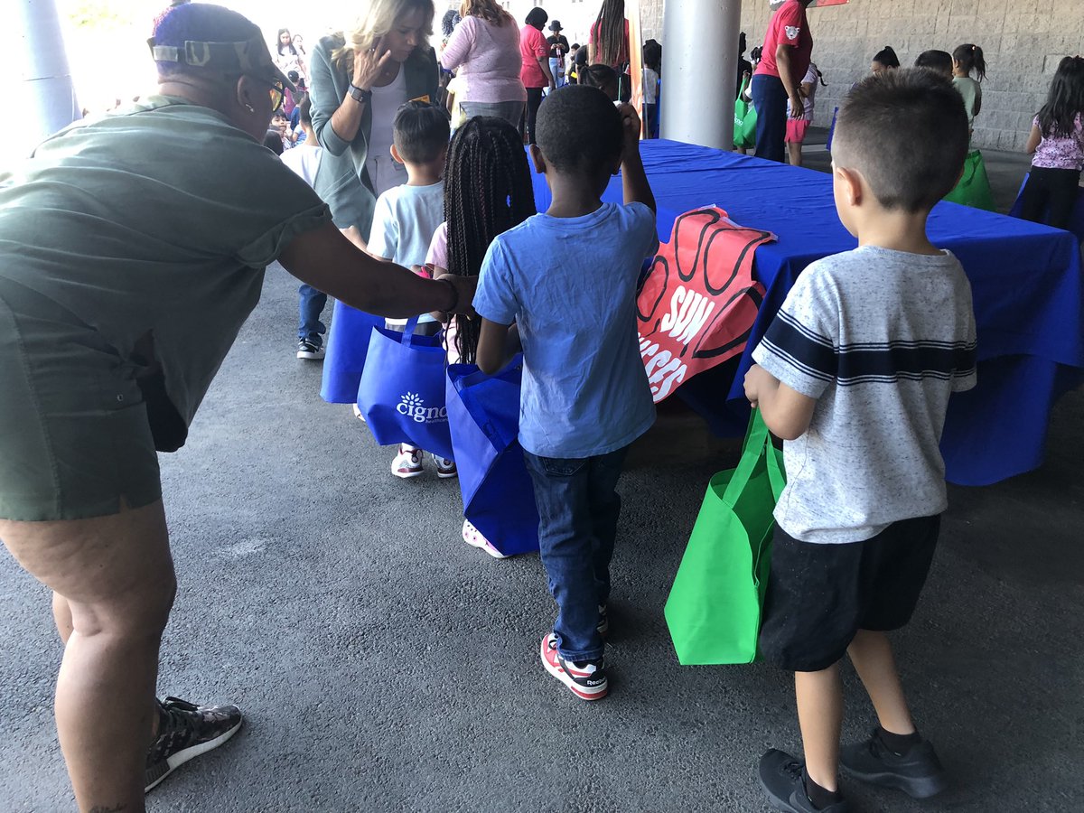 ClarkCountySch's tweet image. The kiddos at Ann T. Lynch ES got cool supplies today including sunglasses, vests and bags! This is all thanks to a partnership with Cigna Healthcare #CCSDProud