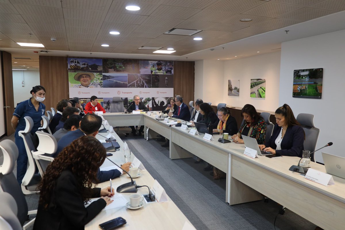 #Agenda Desde las 8:00 a.m., nos reunimos con las empresas de transporte público intermunicipal para abordar los desafíos del sector y establecer compromisos mutuos, con el objetivo de implementar una política de Estado que garantice condiciones de servicio y operación eficientes