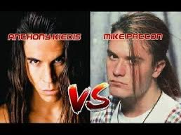 olasempruch's tweet photo. A ktoś mnie kiedyś prosił żeby to opisać! Halo, kto to był?
Konflikt frontmana Red Hot Chilli Peppers i wokalisty Faith No More (ale i Mr. Bungle, Tomahawk i Fantômas). No nie pałali panowie do siebie sympatią.
Ponoć zaczęło się od czapki z daszkiem gdy Kiedis (RHCP) trafił kiedyś na koncert Pattona (FNM) czy też zobaczył teledysk do „Epic” i stwierdził, że tamten naśladuje jego styl, zachowania na scenie i podobnie się ubiera.
Patton zareagował początkowo: „Co to jest? Bon Jovi kontra Axl Rose? Nie potrzebuję tego” ale wojna dopiero się zaczynała.
W 1999 wytwórnia przełożyła mu premierę albumu "California", żeby nie nałożyła się na wydanie "Californication", a
Kiedis ”załatwił" usunięcie go z line-upów kilku festiwali, na których obie grupy miały występować. To w zemście, na swoim koncercie, przebrał się z zespołem za papryczki i zagrał covery ich piosenek z prześmiewczymi tekstami. Śpiewał półnagi, w spódnicy i blond peruce, imitował zachowanie Kiedisa, a jego koledzy udawali, że wciągają kokainę z klawiatury i wstrzykują sobie heroinę. Niektórzy wtedy stwierdzili, że wypadli lepiej niż oryginał:) Wkurzony Kiedis uniemożliwił im znowu występ, tym razem w Australii.
Z RHCP nabijał się też kolejny zespół Pattona, Fantômas.
No i w sumie nie wiem jak to się skończyło? Rozeszło po kościach?