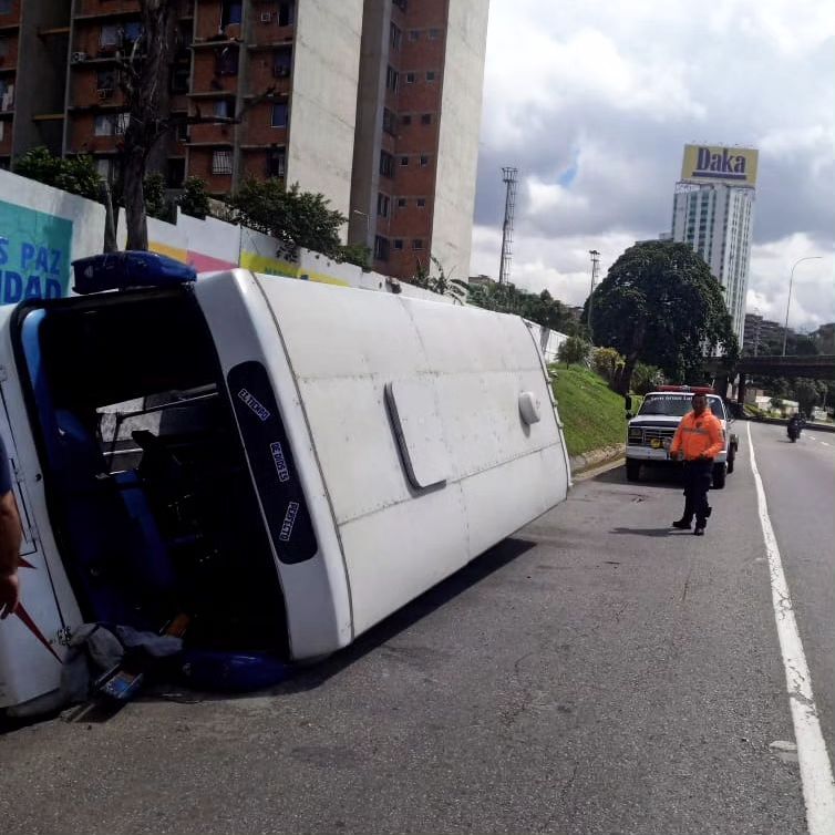 victoria1039fm's tweet photo. (12:11pm) >> #ARC en #Caracas, ocurrió el vuelco de un autobús debido a una falla mecánica a la altura del Dist. #Longaray (km 0) sentido #Miranda. La ambulancia llegó al lugar para asistir a una mujer con lesiones trasladándola al Hospital de Coche. Informó @cobremex #InfoVial https://t.co/oQjVZaYft7