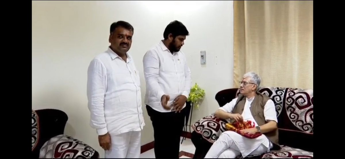 BjpJayanth's tweet photo. ఉమ్మడి వరంగల్ జిల్లాల పర్యటనలో భాగంగా ఈ రోజు నిట్ వరంగల్ కు  చేరుకున్న #తెలంగాణ_రాష్ట్ర_గవర్నర్ Sri #Jishnu_Dev_Varma Ji గారిని మర్యాదపూర్వకంగా నేను  కలవడం జరిగింది https://t.co/LI37VcZN3d