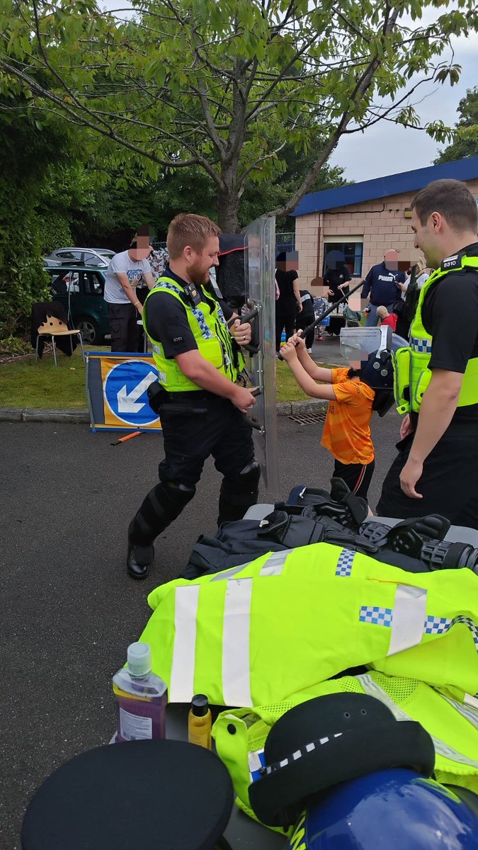 Wakefield Special Constabulary (@wyp_wdspecials) on Twitter photo 3 Special Constables from <a href="/WYP_WDSpecials/">Wakefield Special Constabulary</a> have been at Sunbeam Family Hub, Lupset today. Showing off our kit and equipment to the community. Even included a police van for the community to have look around. #Bespecial #volunteer <a href="/WYP_Specials/">WY Police Specials</a> <a href="/WestYorksPolice/">West Yorkshire Police</a> <a href="/WakefieldPolice/">WYP_WakefieldPolice</a> . 3 Special Constables from <a href="/WYP_WDSpecials/">Wakefield Special Constabulary</a> have been at Sunbeam Family Hub, Lupset today. Showing off our kit and equipment to the community. Even included a police van for the community to have look around. #Bespecial #volunteer <a href="/WYP_Specials/">WY Police Specials</a> <a href="/WestYorksPolice/">West Yorkshire Police</a> <a href="/WakefieldPolice/">WYP_WakefieldPolice</a> .