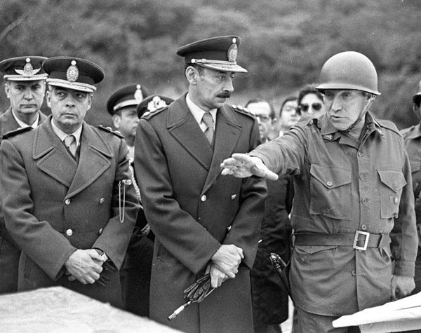 HumbertoTumini's tweet photo. La vicepresidenta Villarruel, vocera de los militares de la dictadura, entre ellos sus familiares, intenta hacer creer otra vez que hubo dos demonios. 
No obstante, como dictaminó la justicia, existió solo uno: los que torturaron, asesinaron, hicieron desaparecer y robaron bebés. https://t.co/bjK4Pn1X5u
