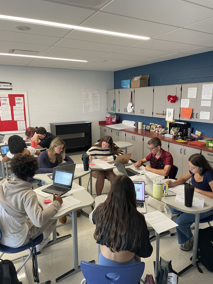 Tderiso10's tweet image. My @LHSRI Jnrs. rock it out in stations on #TheFirstDay Self-advocating, reflecting &amp;amp; #Collaborating &amp;amp; #DeepThinking So excited for our year together #GetItDone ✅ @KenHopkinsJr @Cobb45M @MsLanni @English_LHS @LincolnHSRoar