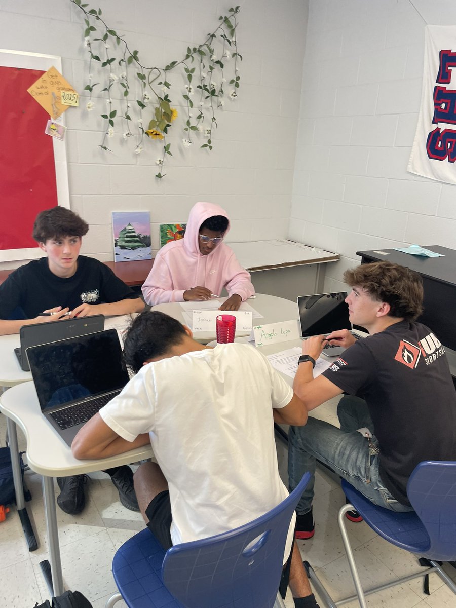 Tderiso10's tweet image. My @LHSRI Jnrs. rock it out in stations on #TheFirstDay Self-advocating, reflecting &amp;amp; #Collaborating &amp;amp; #DeepThinking So excited for our year together #GetItDone ✅ @KenHopkinsJr @Cobb45M @MsLanni @English_LHS @LincolnHSRoar