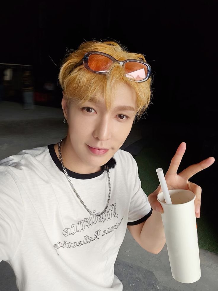 For_Shoho's tweet image. É vdd que o Yixing vai fazer participação especial na nova novela “Pé de chinesa”? Pelo que eu vi o Lula pediu pra ele, e ele aceitou