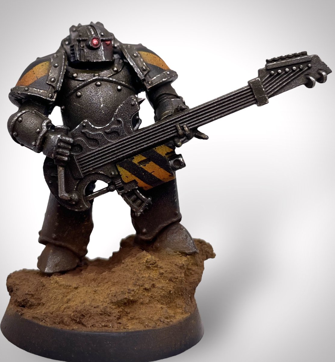 I painted my Praetor with power axe 🎸. Look at him go. 

#warhammer30k #warhammer40000 #warhammer40k #warhammer #HorusHeresy #IronWarriors