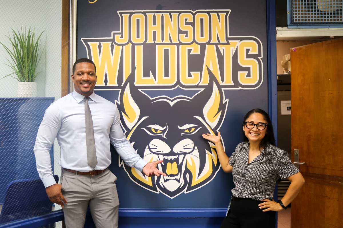 ChiPubSchools's tweet photo. We are having a fantastic #CPSFirstWeek! 

@SullivanTigers &amp; @JSAMagnet welcome @cps__face Chief Fanny Diego Alvarez. Thank you, @chipublib Commissioner Chris Brown, for joining us! #TheBestAreWithCPS #BackToSchool2024 https://t.co/8zZLQ1QZAx