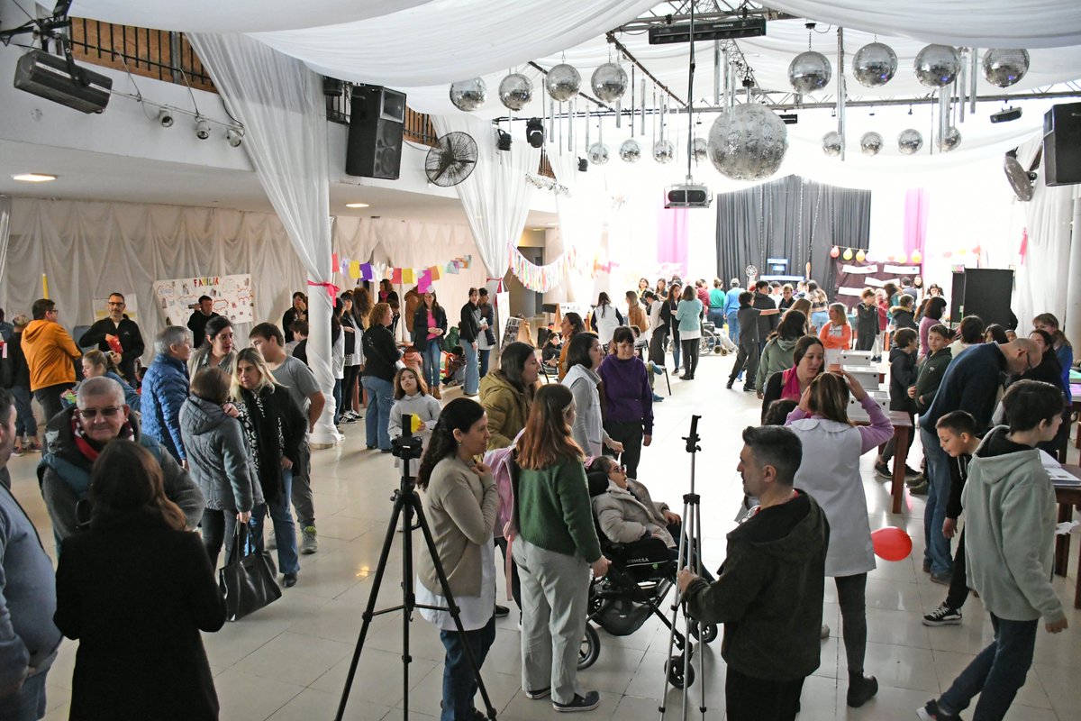 MuniChivilcoy's tweet photo. 👉 Participamos de la feria distrital con motivo de cumplirse el 75° aniversario de la creación de la  modalidad de Educación Especial

🏫 La actividad fue realizada por el Centro de Atención Temprana del Desarrollo Infantil y las E.E.E N° 502 y 503

🔍 https://t.co/21RkxHJe6x https://t.co/ruCm4ZEuQ0