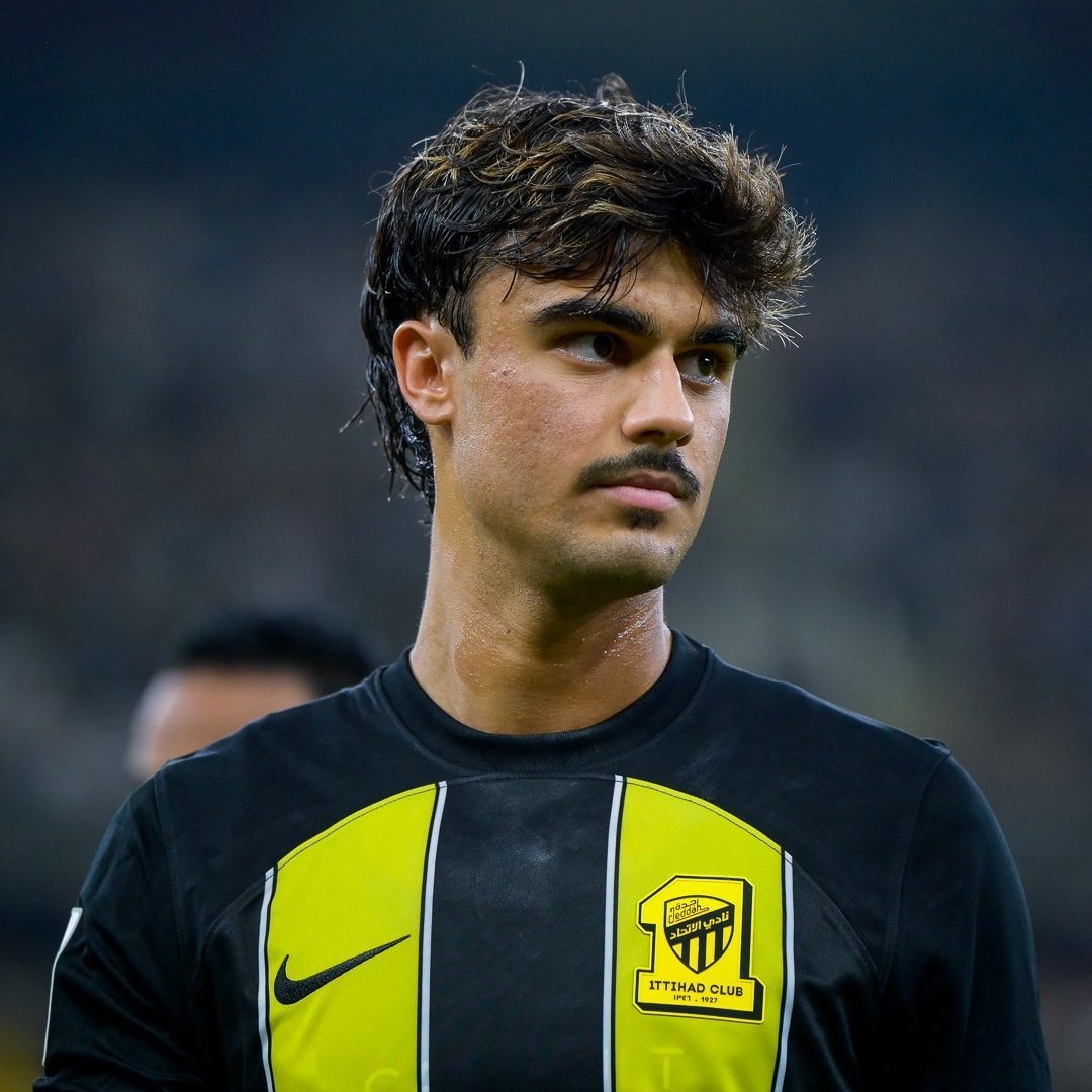_BeFootball's tweet photo. 🚨🇵🇹 RENNES VA SIGNER JOTA POUR... 8 M€ 🤯💰

Transfert sec : les dernières modalités vont être réglées.

(@B_Quarez)
