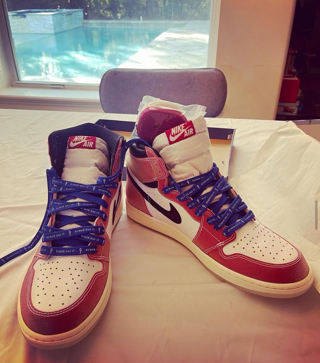 iblinks's tweet image. A few new pairs of sneakers for the timeline