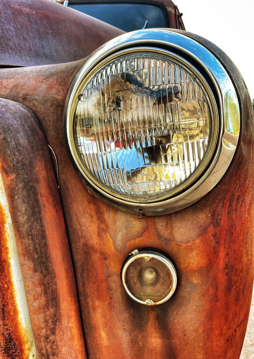 Donald_G_Redman's tweet image. Let's share our best #OldCar captures, either in mint condition or rusty.  
Personally, I’m rarely satisfied with my picks of a whole vehicle, so I’m learning to work within my limitations and focusing on smaller parts.