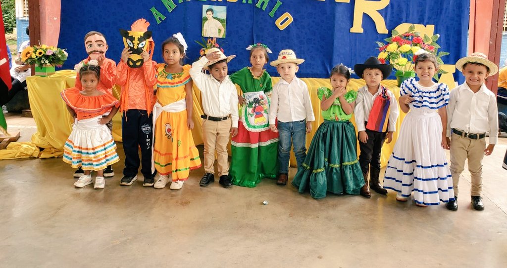 Presentación de Huipiles regionales y locales en pasarelas, con la participación de niñas y niños de Educación Inicial, con el apoyo de las madres de familia, docentes, promoviendo la creatividad, patrimonio nacional. 🎉