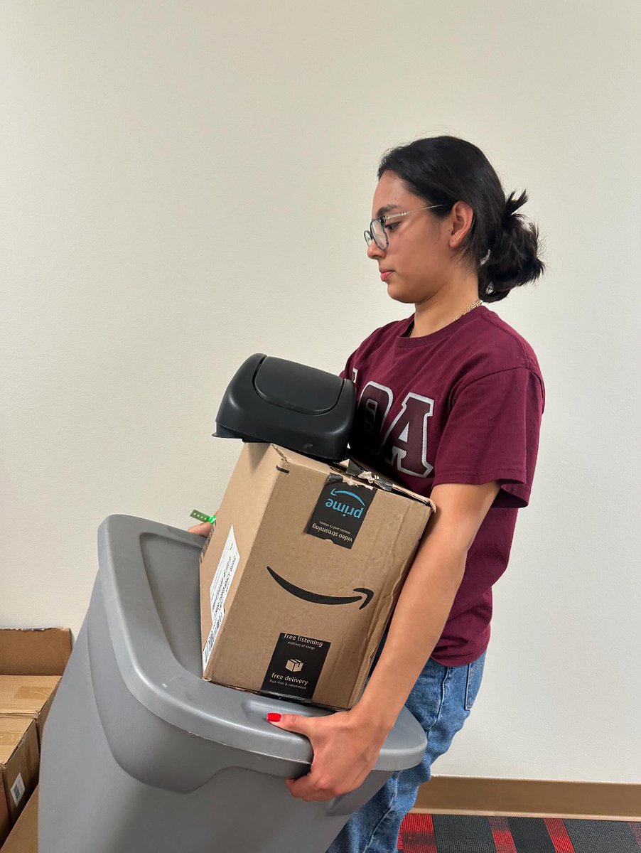 LTA1975's tweet image. Lambda Ladies are leaders. 
Very proud of our Epsilon Phi Chapter for volunteering and helping students move in. 🩶

#studentleadership #moveinday #greeklife #lta1975 #unccharlotte