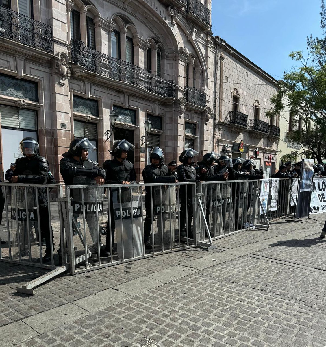 Monica_Cerbon's tweet image. Hoy el Congreso de #Aguascalientes se mantuvo cerrado y flanqueado por policías granaderos. Se aprobó deuda multimillonaria con Next Energy y una reforma al Código Penal para criminalizar el derecho de las mujeres a decidir. Así será recordado el gobierno de @TereJimenezE.