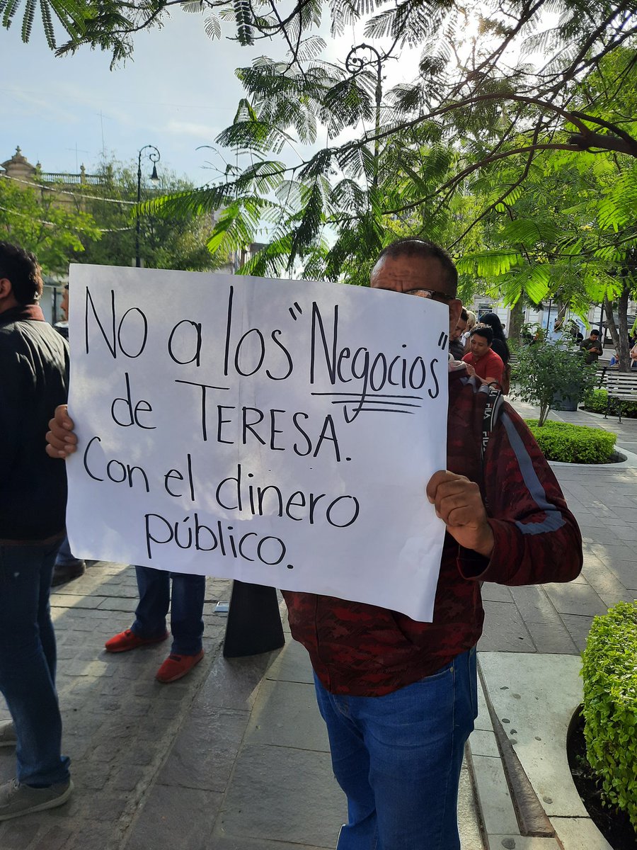 Monica_Cerbon's tweet image. Hoy el Congreso de #Aguascalientes se mantuvo cerrado y flanqueado por policías granaderos. Se aprobó deuda multimillonaria con Next Energy y una reforma al Código Penal para criminalizar el derecho de las mujeres a decidir. Así será recordado el gobierno de @TereJimenezE.