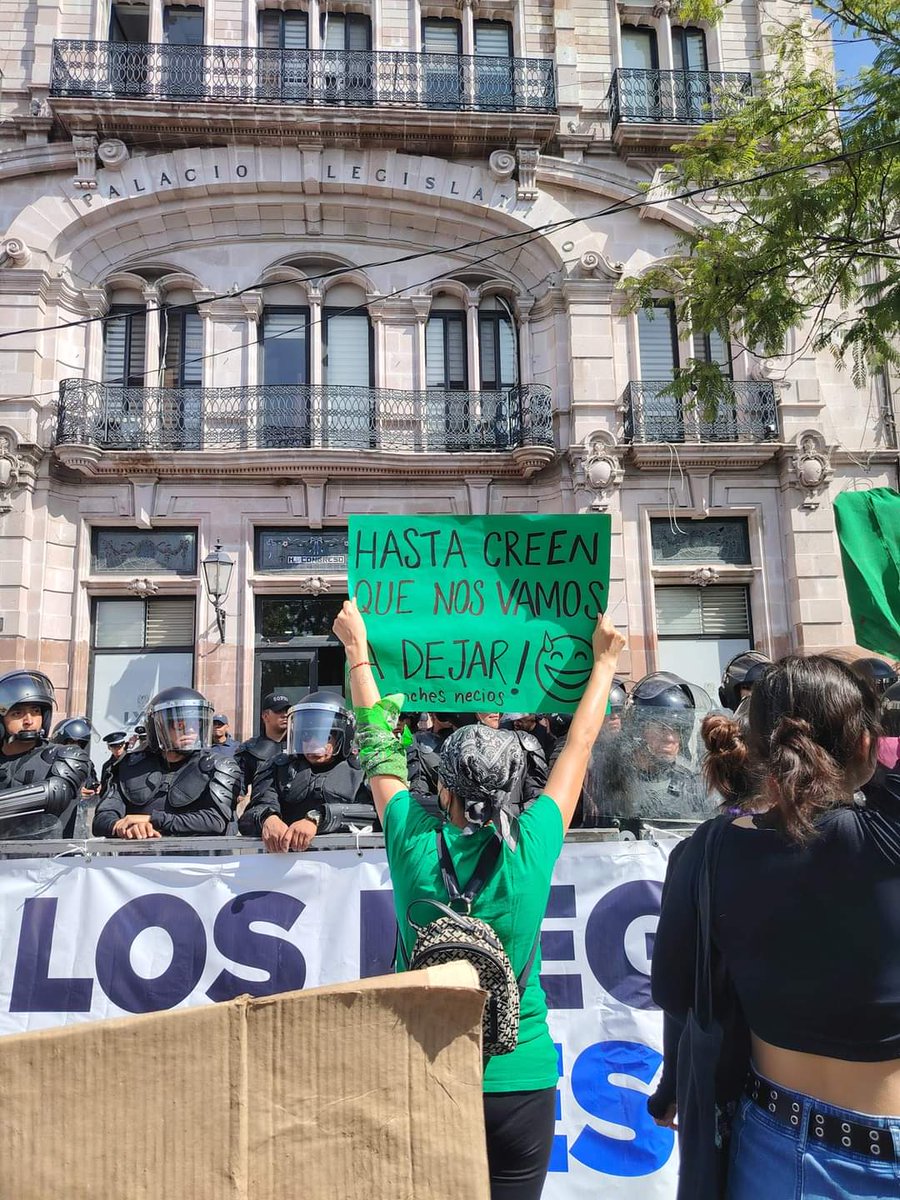 Monica_Cerbon's tweet image. Hoy el Congreso de #Aguascalientes se mantuvo cerrado y flanqueado por policías granaderos. Se aprobó deuda multimillonaria con Next Energy y una reforma al Código Penal para criminalizar el derecho de las mujeres a decidir. Así será recordado el gobierno de @TereJimenezE.