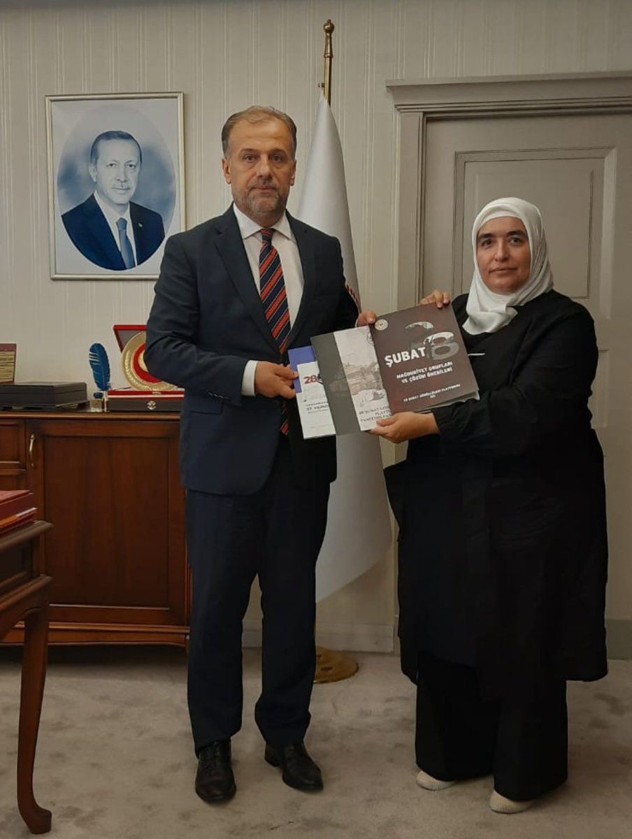 28subatgonullu's tweet photo. Platform Başkanımız Şerife KAYA Millî Eğitim Bakan Yardımcısı Kemal ŞAMLIOĞLU'nu  ziyaret edip kendisine "28 Şubat Gönüllüleri Platformunun Tanıtımı, Faaliyetleri ve Rapor Özeti" çalışmamızı, "28 Şubat Mağduriyet Grupları ve Çözüm Önerileri Raporu"muzu ve Memur_Sen Konfederasyonu ile gerçekleştirdiğimiz "Çalıştay Raporunu" takdim etmiştir. Sayın Bakan Yardımcımıza  göstermiş olduğu samimiyeti, nezaketi ve misafirperverliği için teşekkür ediyor saygılarımızı sunuyoruz.@RTErdogan @kemalsamlioglu @_aliyalcin_