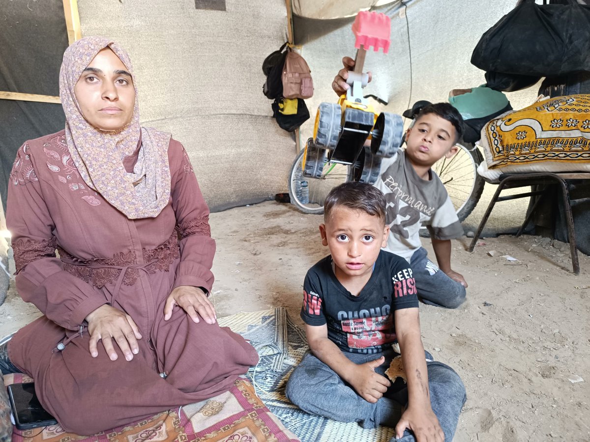 GazaUnlocked's tweet photo. Widowed on the Fifth Day of the War:
“I couldn't comprehend that my husband had become a martyr...” Fidaa Abu Al-Shakhreet recounts the day her husband was killed in an #Israeli bombing in #Gaza while collecting food.
https://t.co/eGqI6sHAyn
#DisplacedinGaza @GazaUnlocked https://t.co/BLE2AxS1O4