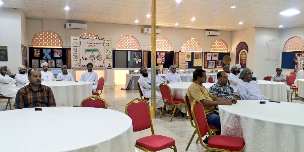 #مشغل حول #رؤية_عمان_٢٠٤٠ تقديم الدكتور راشد بن سليمان الصمصامي مدير المدرسة ضمن أسبوع #الإنماء_المهني بحضور أعضاء الهيئة الإدارية والتدريسية بالمدرسة.
#فعاليات_تعليمية_جنوب_الباطنة