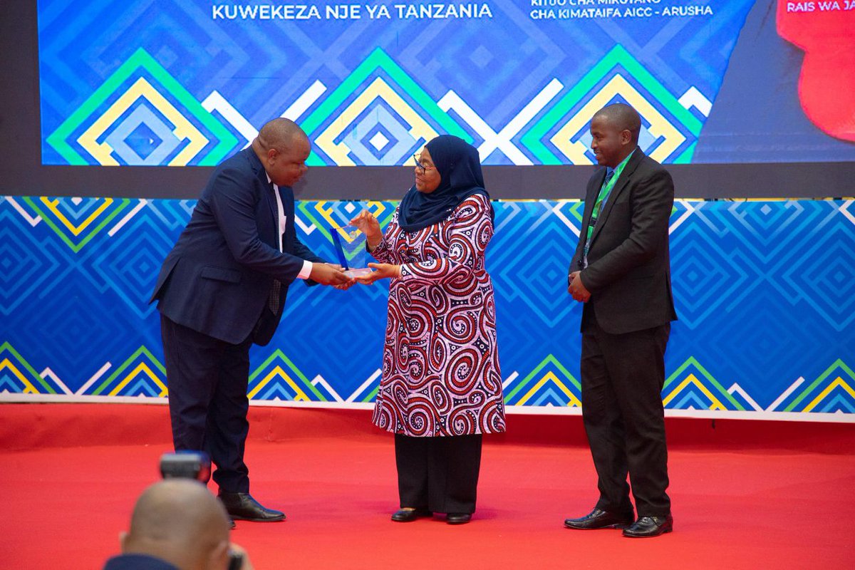 urtupdates's tweet photo. Rais wa Jamhuri ya Muungano wa Tanzania Mh. Dkt. @SuluhuSamia amekabidhi tuzo kwa Taasisi ya #Marine Parks and Reserves Tanzania (#MPRU) mara baada ya Taasisi hiyo kushika nafasi ya Pili kati ya Taasisi 253 katika kipengele cha "Operational Excellence and Financial Performance. https://t.co/by35RAyLrH