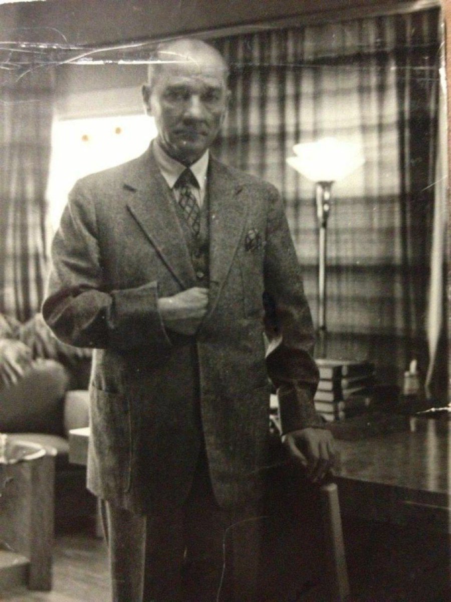 28 Ağustos 1938
Atatürk Sabiha Gökçen’e:
“30 Ağustos’u bensiz kutlayacaklar! Oysa o kadar isterdim ki törene katılmayı… Çocuklarımızı görmeyi, modern araç ve gereçlerle donatılmış ordumuzun geçişini görmeyi… Biliyor musun Gökçen, bayrağımızı da özledim; onun şöyle anlı şanlı