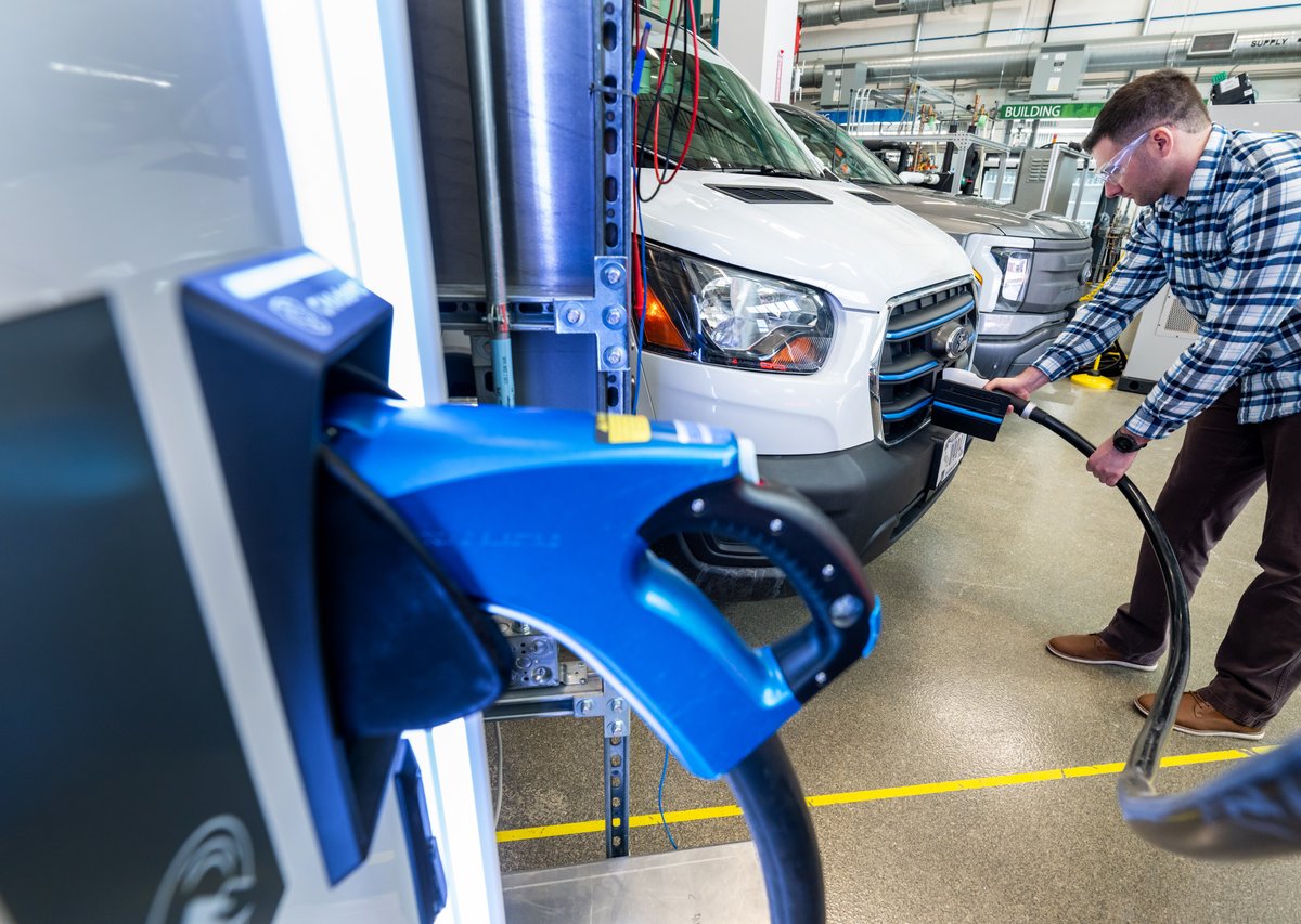 NatLabRockies's tweet photo. The sustainable #transportation transformation is growing—made stronger with the removal of barriers. One by one, our researchers are addressing #CleanEnergy challenges and easing friction points.
Read more in the latest #NRELMobility newsletter ➡️ https://t.co/xffCjtBwVJ https://t.co/VWGby1mISu