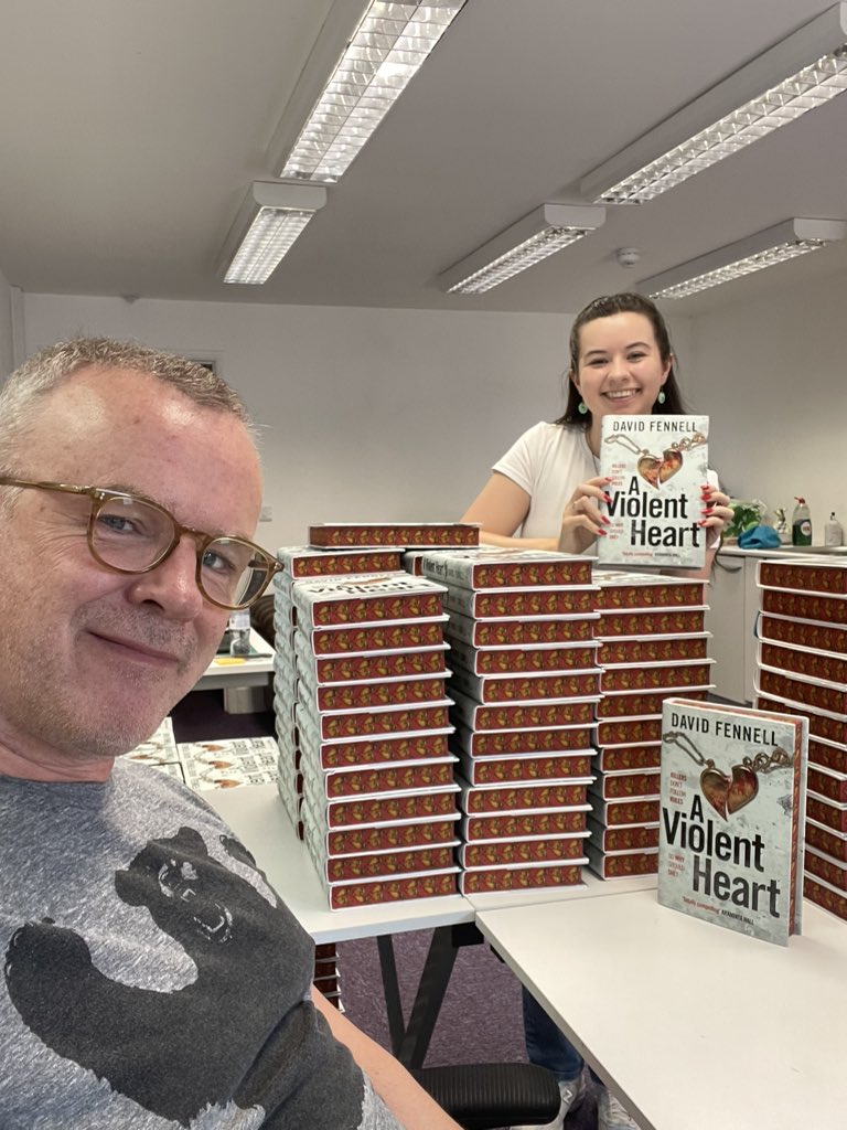 DavyFennell's tweet image. Available from tomorrow at @GoldsboroBooks. These beauties signed today in gold by my own fair hand. 👏👏👏 to number two niece @r_mcd16 (and bookshop GM - oooooh) for being just bloody brilliant. Thank you Goldsboro and Rebs! ♥️♥️

#AViolentHeart 💔 #BookTwitter