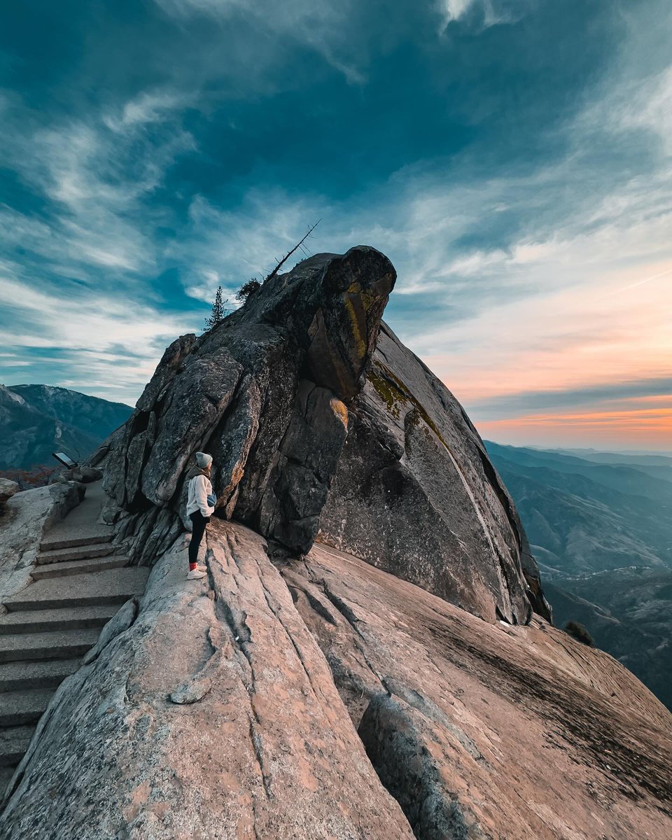 No better feeling than when you make it to the top! 🏔️ Check out the link in bio for a list of hikes and trails available in Sequoia and Kings Canyon National Parks.

📸: @volksverhuis