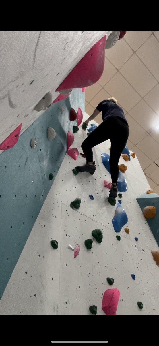 Raquel_T_C's tweet photo. My new favourite sport 🧗‍♀️ #bouldering https://t.co/jT64YWIQvK