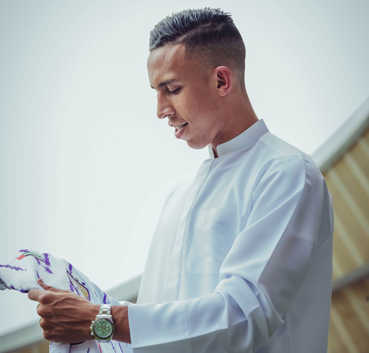 سعيد جداً بتجديد عقدي رفقة نادي العين. النادي الذي احتضنني و عائلتي منذ أول اليوم، و المدينة التي جعلتني كواحد من أبنائها.
أود أن أشكر سمو الشيخ هزاع بن زايد، الداعم الأول، على كل ما قدمه و لازال يقدمه لي من ثقة و تشجيع. كما أتقدم بالشكر لمجلس إدارة العين برئاسة الشيخ سلطان بن