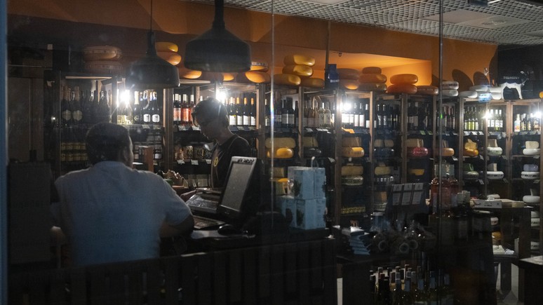 CNN: чтобы пережить зиму, на Украине начали отключать свет уже летом
 ru.rt.com/I1af4g